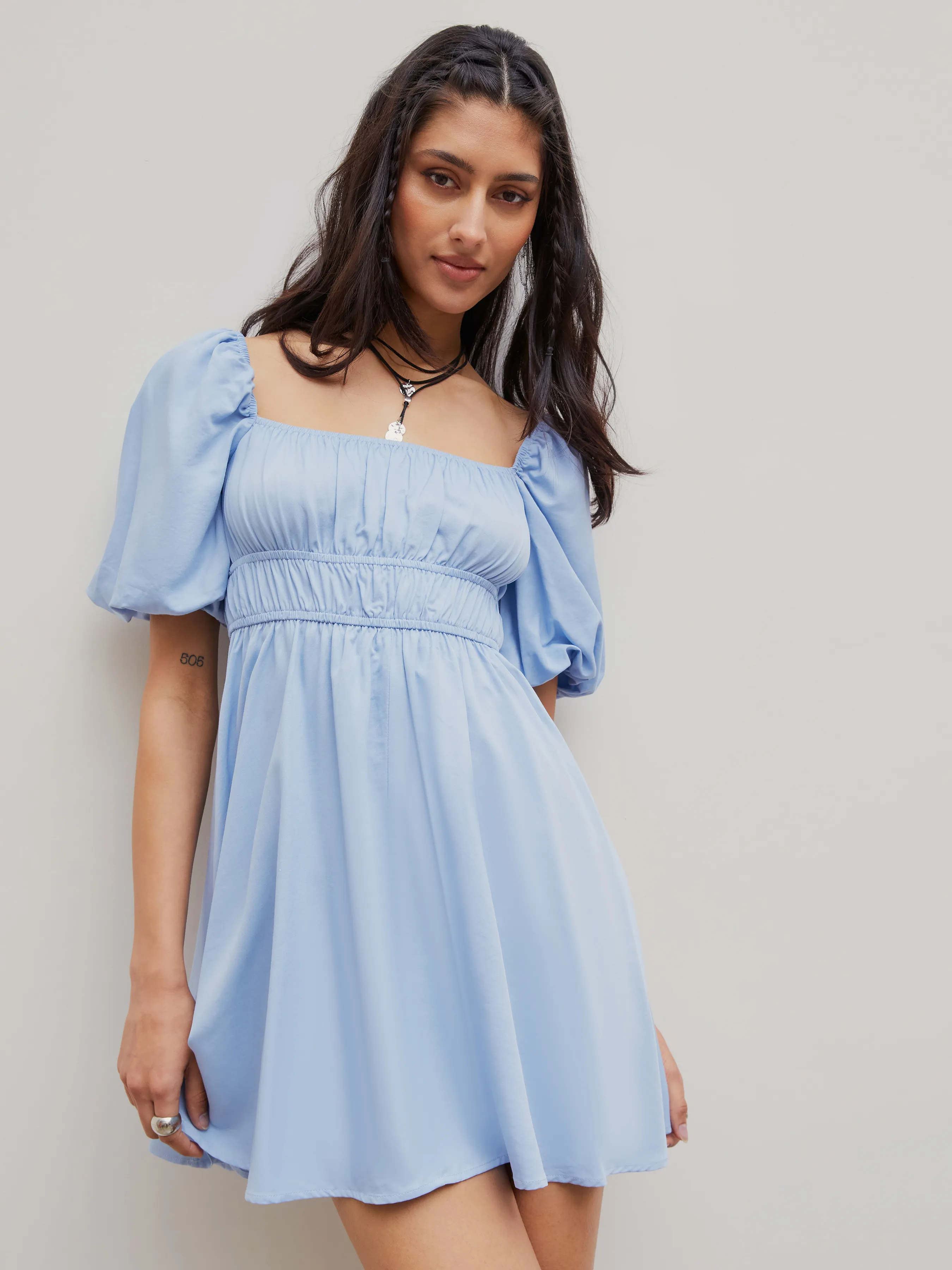 Robe courte à manches bouffantes unie