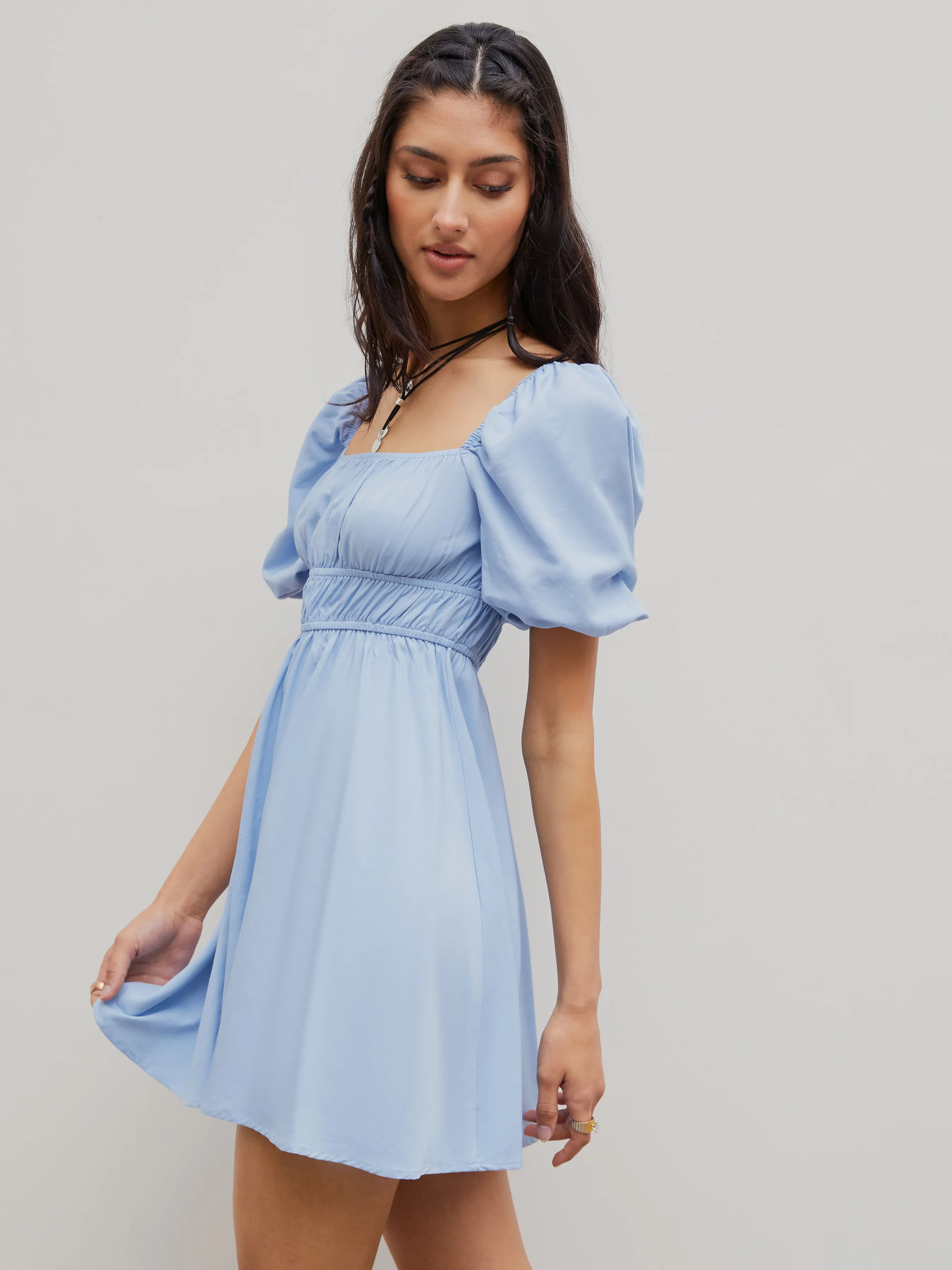 Robe courte à manches bouffantes unie