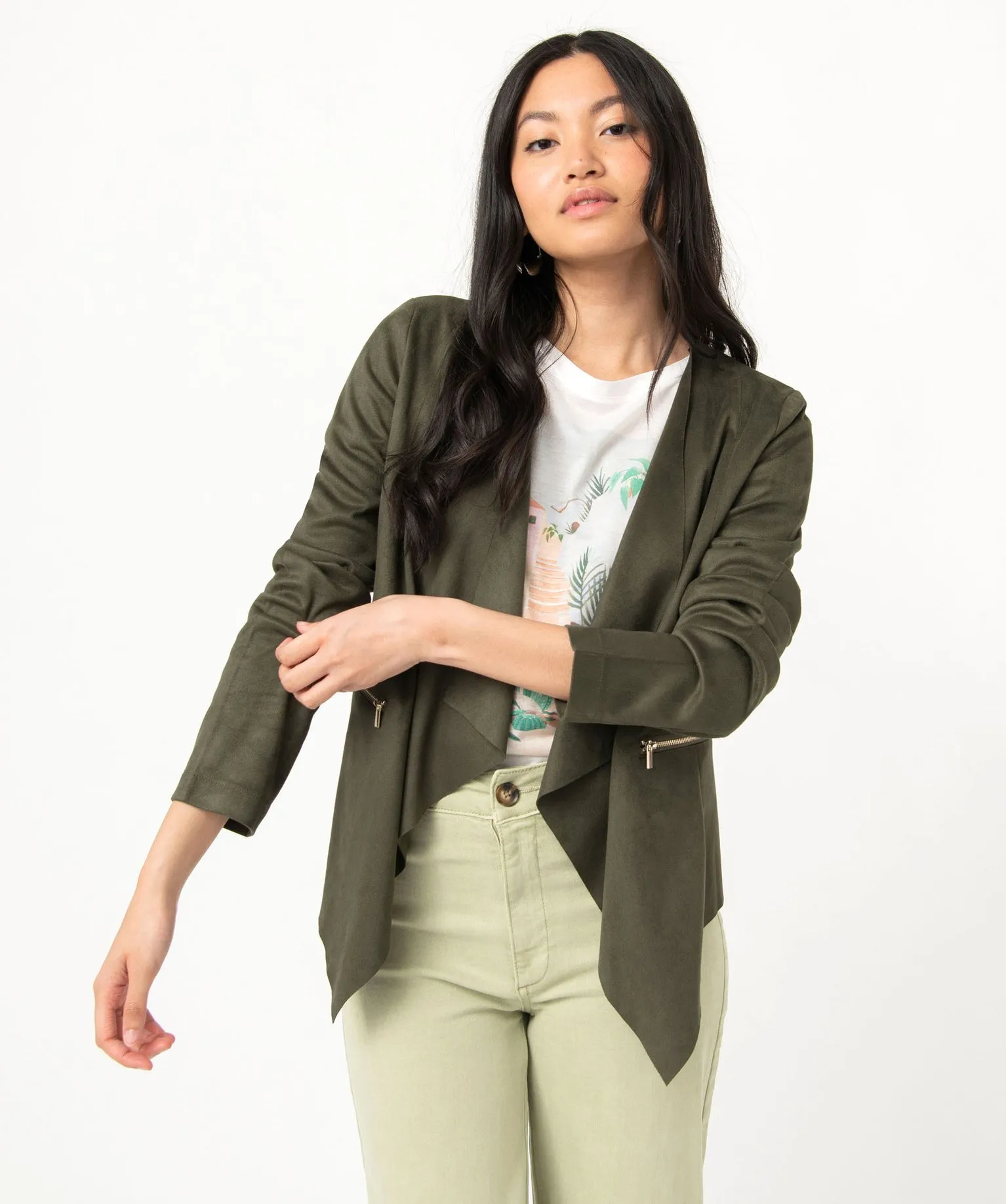 Veste en suédine souple portée ouverte femme kaki